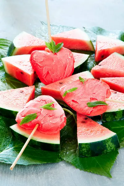 Hjärtformade Vattenmelonisglassar Vattenmelonskivor — Stockfoto
