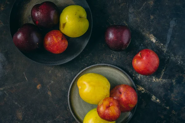 Colorful Plums Plates Marble Surface — Stock Photo, Image