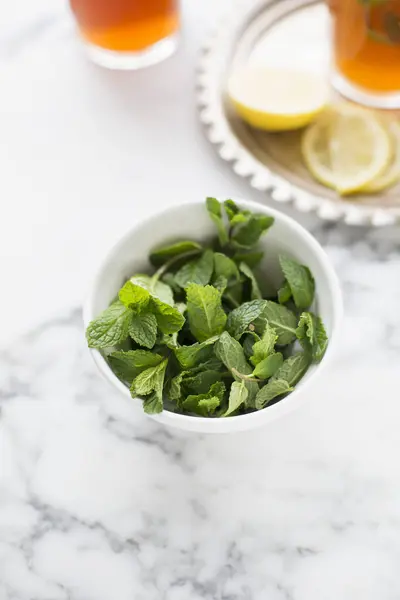 Teh Hijau Segar Dengan Daun Mint Dan Lemon Latar Belakang — Stok Foto