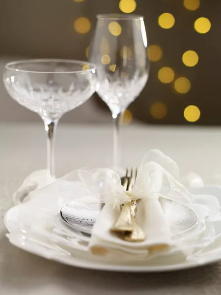 Sebuah Tabel Natal Pengaturan Dengan Busur Putih Dan Kaca Kristal — Stok Foto
