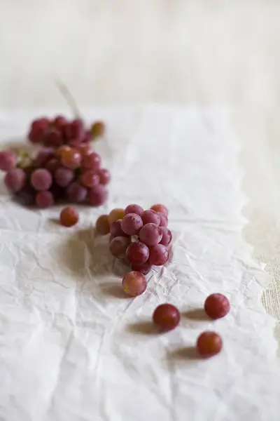 Fresh Red Grapes Paper Wrap — Stock Photo, Image