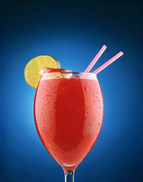 Blodig Mary Cocktail Med Lime Och Sugrör Blå Bakgrund — Stockfoto