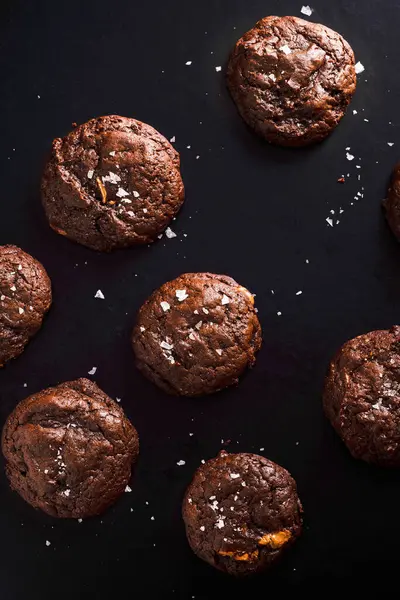 塩フレーク入りソフトチョコレートクッキー — ストック写真