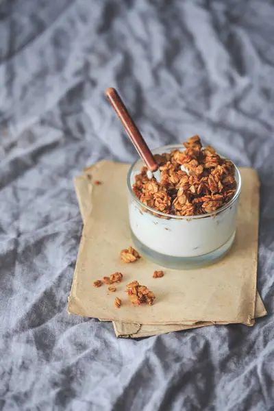 Granola Con Yogur Mini Vaso Con Cuchara — Foto de Stock