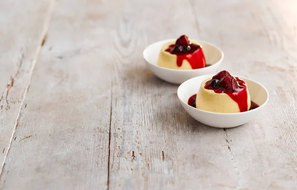 Titreyen Puding Fırında Puding Ngiltere Böğürtlen Kompostosu Ile — Stok fotoğraf