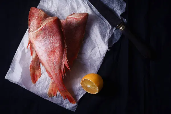 Peixe Cru Não Cozido Poleiro Fundo Preto Com Limão — Fotografia de Stock