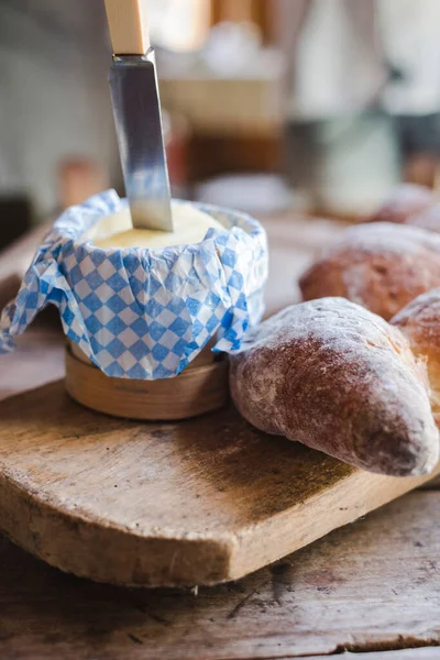 Nahaufnahme Von Köstlichem Brot Und Frischer Butter — Stockfoto