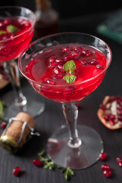 Granaatappel Champagne Cocktails Glazen Met Zaden Munt — Stockfoto