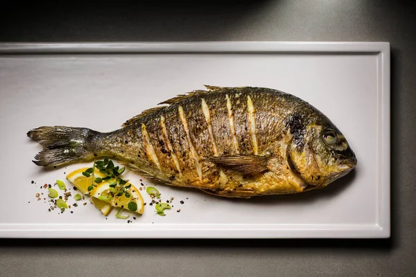 Bream Mare Prăjit Farfurie Felie Lămâie Ierburi — Fotografie, imagine de stoc