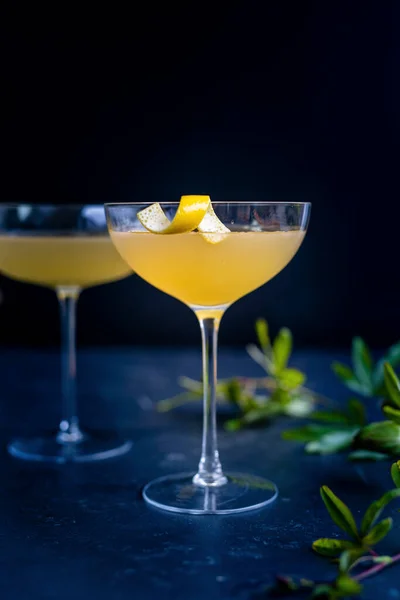 Cocktails Corpse Reviver Dans Des Verres Avec Zeste Citron — Photo