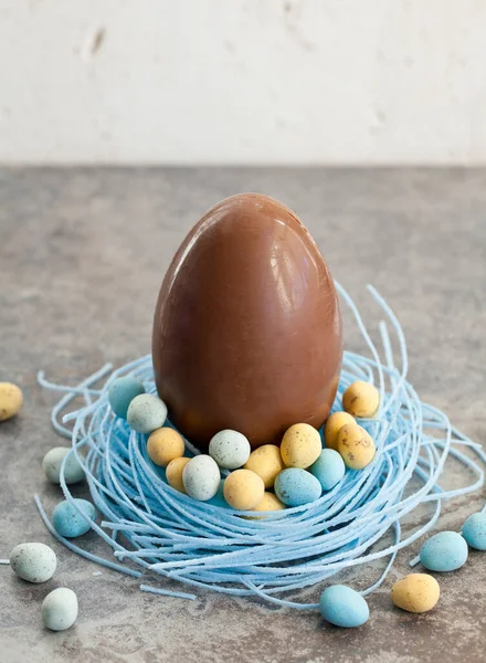 Büyük Çikolatalı Paskalya Yumurtası Küçük Çikolata Yumurtalarıyla Dolu Yaban Mersini — Stok fotoğraf