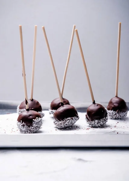 Vegane Cakepops Mit Reismilchschokolade Und Kokosraspeln — Stockfoto