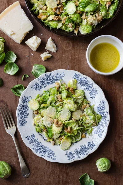 Gespleten Spruitsalade Met Walnoten Parmezaanse Kaas Mosterddressing Parmezaanse Kaas Brusselblad — Stockfoto