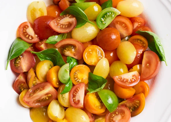 Bunter Tomatensalat Mit Basilikum — Stockfoto