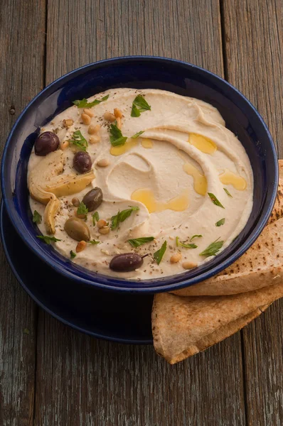 Primer Plano Delicioso Hummus Frijol Blanco Con Aceitunas —  Fotos de Stock