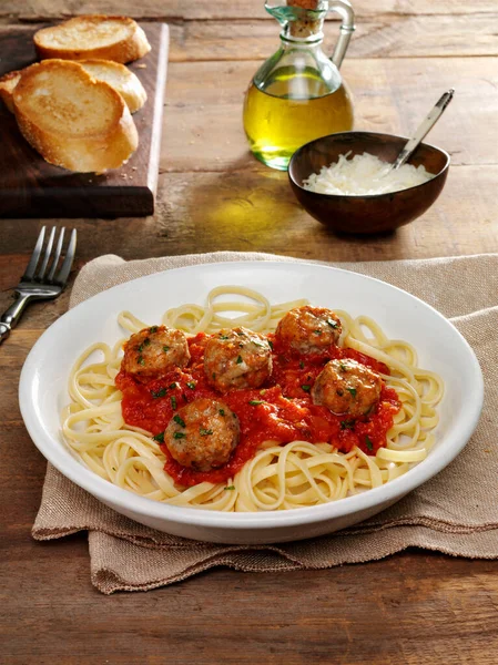 Italienische Frikadellen Tomatensauce Auf Einem Bett Aus Linguinnudeln — Stockfoto