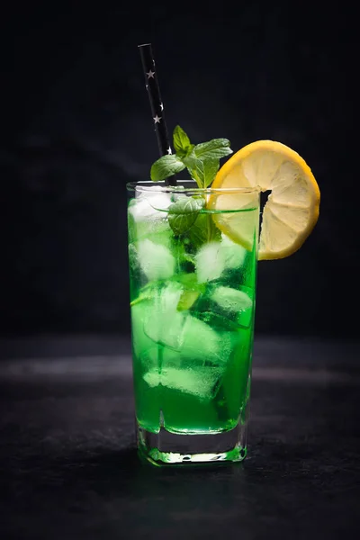 Gin Koktajlowy Green Dragon Likier Miętowy Sok Cytryny — Zdjęcie stockowe