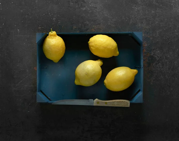 Four Lemons Wooden Crate — Stock Photo, Image