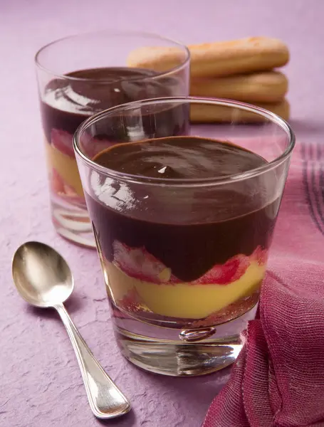 Geschichtetes Dessert Mit Fingerkeksen Und Likör — Stockfoto