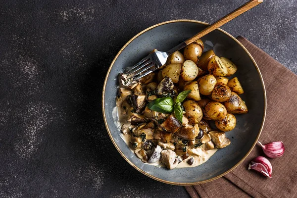 White Mushrooms Garlic Cream Sauce Roasted Young Potatoes — Stock Photo, Image