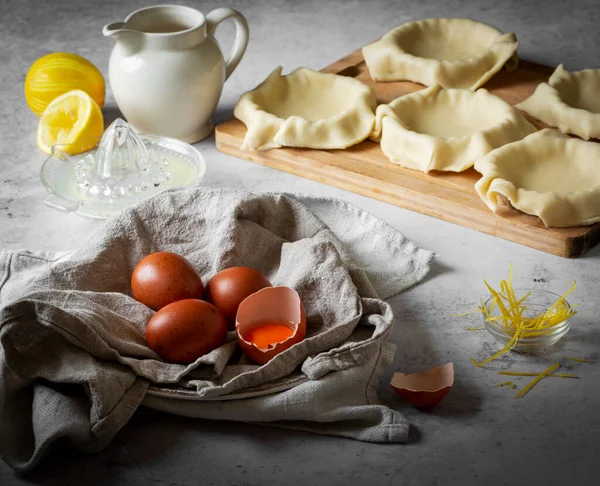 Pastry Tart Cases Uncooked Brown Eggs Lemon — Foto Stock