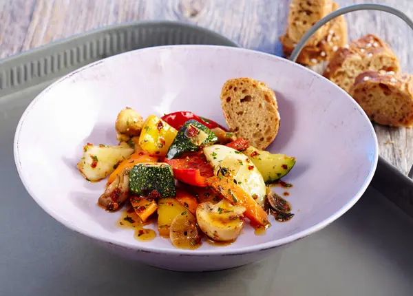 Ensalada Verduras Parrilla Con Panecillos — Foto de Stock