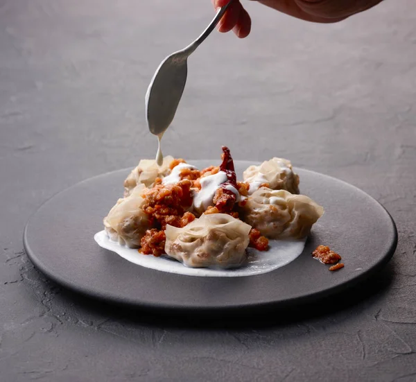 Afghanische Knödel Mit Joghurtsoße — Stockfoto