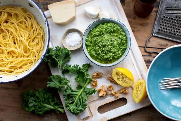 Grönkål Pesto Med Valnötter — Stockfoto