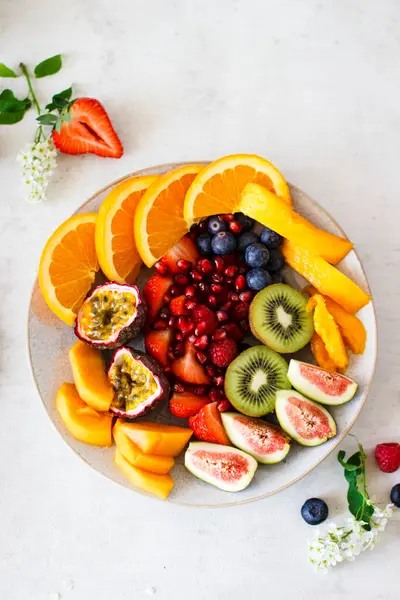 Zomerfruitsalade Met Exotisch Fruit Bessen — Stockfoto