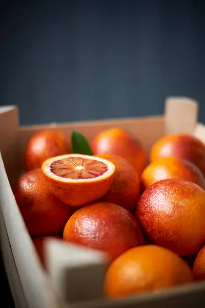 木製の箱にオレンジの血が半分 — ストック写真