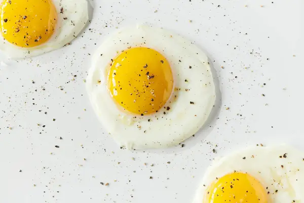 Tiga Telur Sunnyside Dengan Lada Ditaburi Atas — Stok Foto