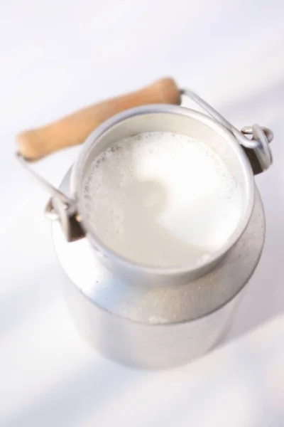Frische Milch Der Blechdose — Stockfoto