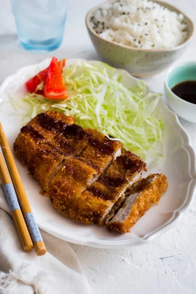 Szeletelt Tonkatsu Apróra Vágott Káposztával Evőpálcikával — Stock Fotó