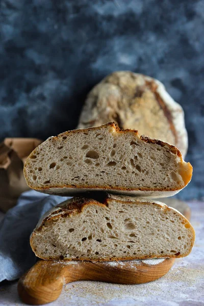 Pão Massa Pão Cortado Pela Metade Numa Tábua Madeira — Fotografia de Stock