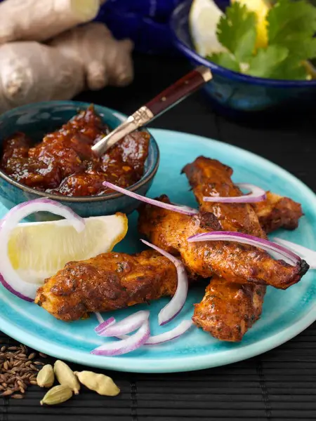 Frango Tandoori Com Cebola Vermelha Chutney — Fotografia de Stock