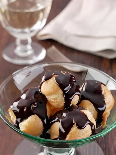 Rätt Profiteroles Med Rik Mörk Choklad Sås Redaktionell Mat — Stockfoto