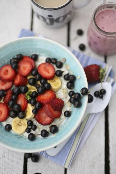 Porridge Con Bacche Banane — Foto Stock