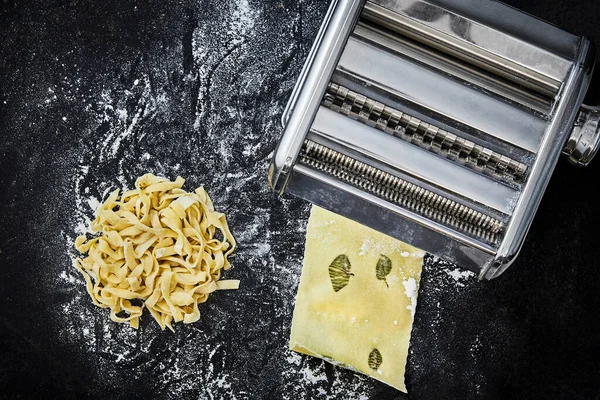 Homemade Ribbon Noodles Lasagne Sheets Sage Pasta Machine — Stockfoto