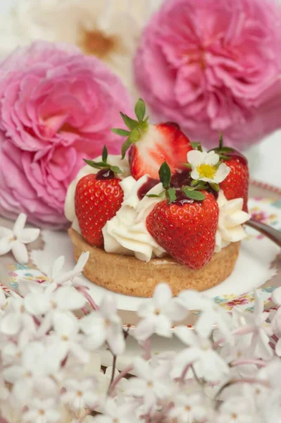 Gâteau Aux Fraises Avec Crème Entouré Roses Estivales Fleurs Jasmin — Photo