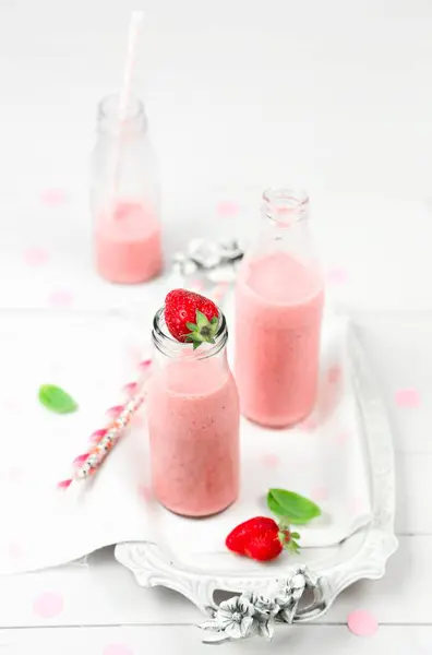 Erdbeer Smoothie Flaschen — Stockfoto