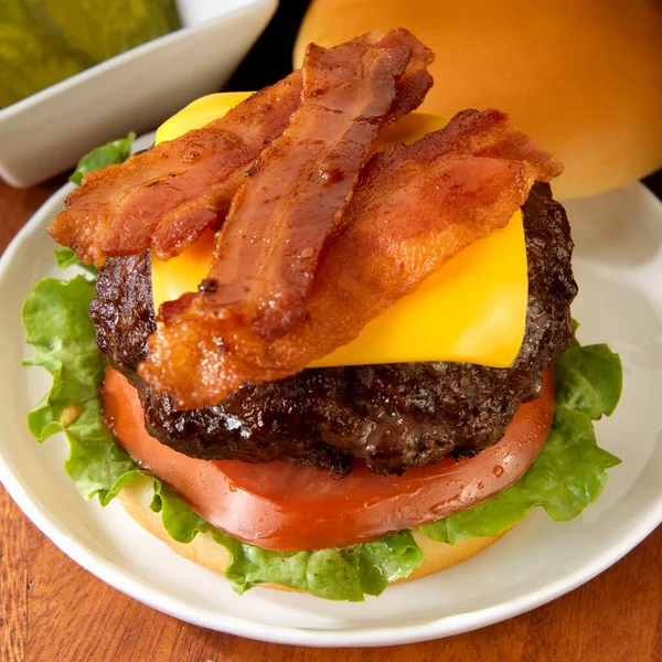 Cheeseburger Bekonem Pomidorem Sałatą — Zdjęcie stockowe