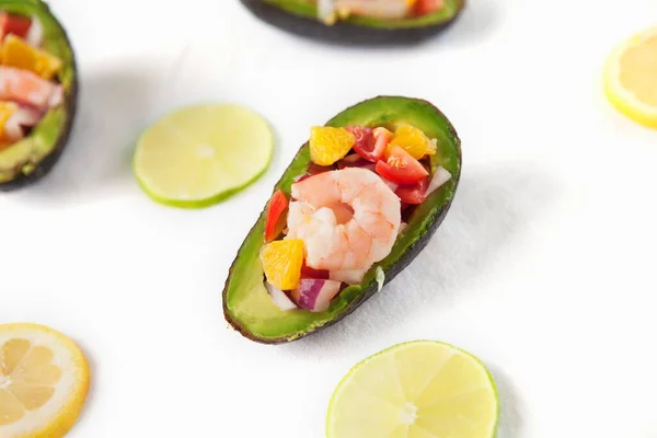 Shrimp Ceviche Serviert Einer Halbierten Avocado — Stockfoto