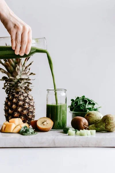 Frullato Verde Con Spinaci Kiwi Pera Mango Sedano Ananas — Foto Stock