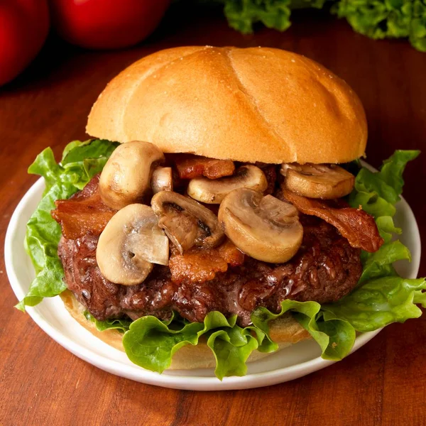 Hamburguesa Con Champiñones Tocino Lechuga —  Fotos de Stock