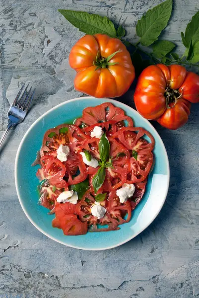 Salat Mit Tomatensoße Draufsicht Auf Einem Teller Auf Rustikalem Hintergrund — Stockfoto