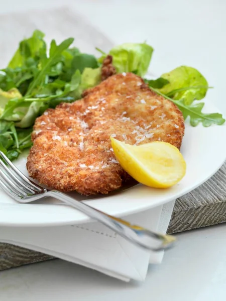 Rebanadas Pollo Milanés Con Ensalada Rúcula Limón — Foto de Stock