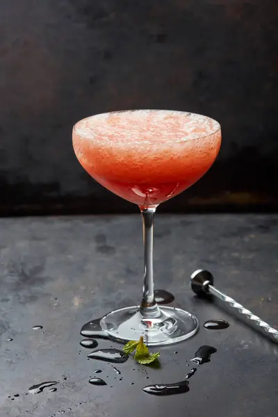 Ein Erdbeer Champagner Cocktail — Stockfoto