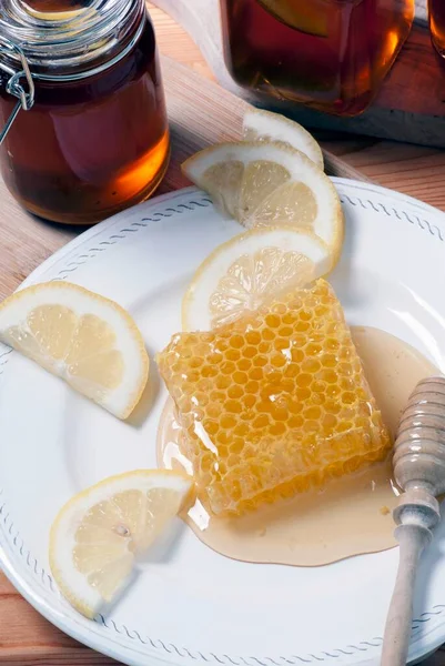 Honey Comb Plate Lemons — Stock Photo, Image