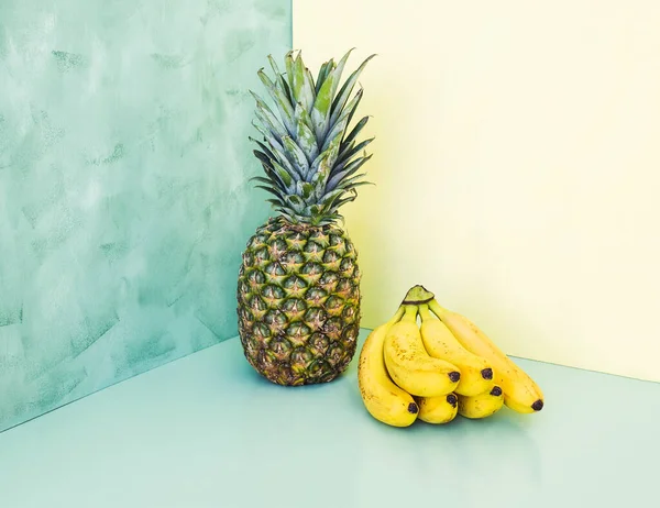 Ananas Inteiras Monte Bananas Sobre Fundo Amarelo Verde — Fotografia de Stock