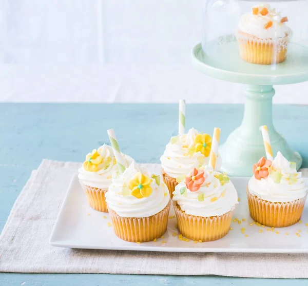 Springtime Cupcakes Λουλούδια Και Τρούφα — Φωτογραφία Αρχείου